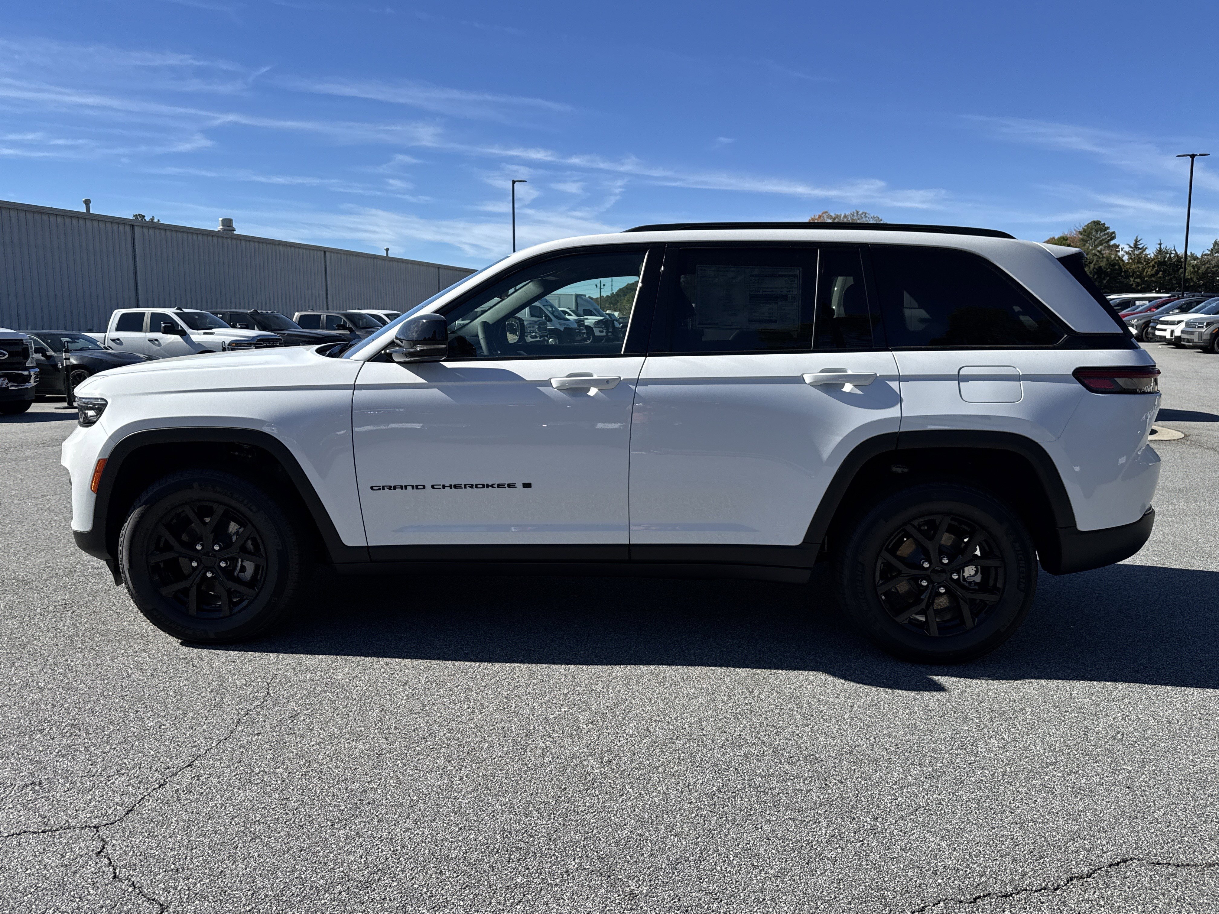 New 2025 Jeep Grand Cherokee Altitude image 4