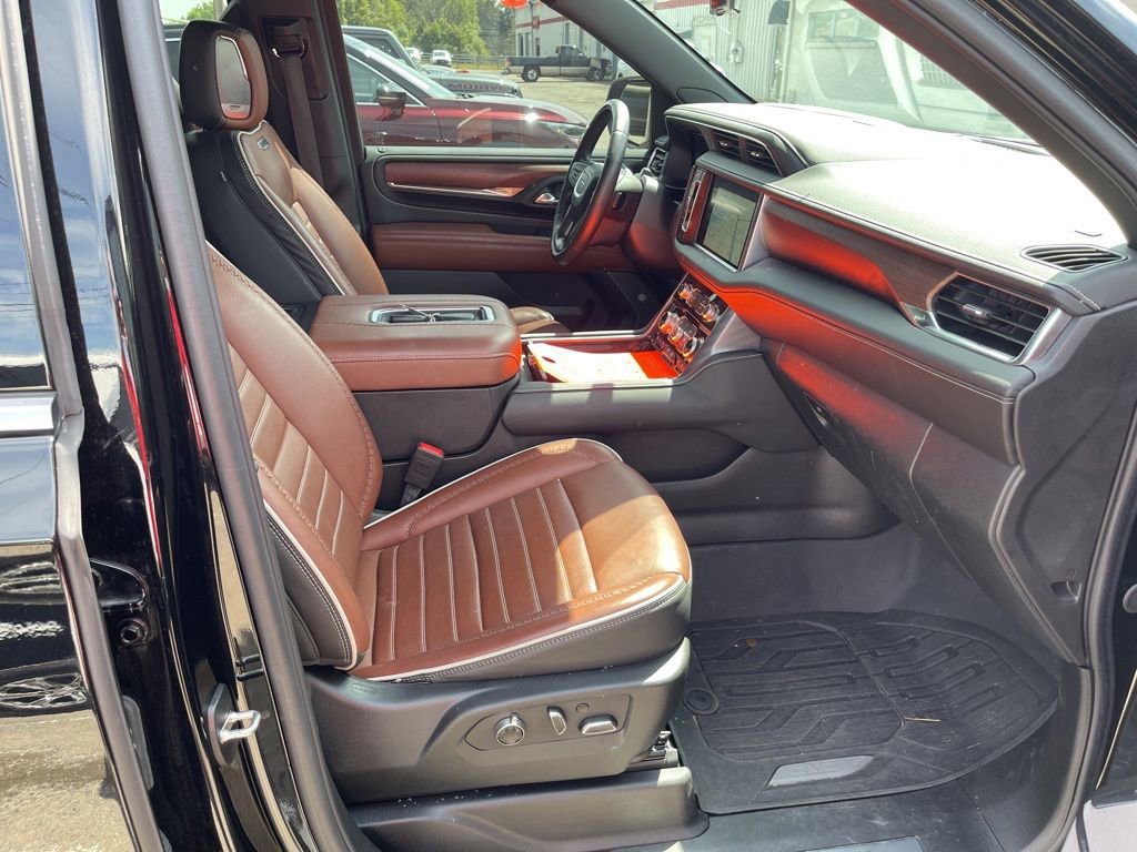 Used 2024 GMC Yukon XL Denali Ultimate AWD/4WD image 17