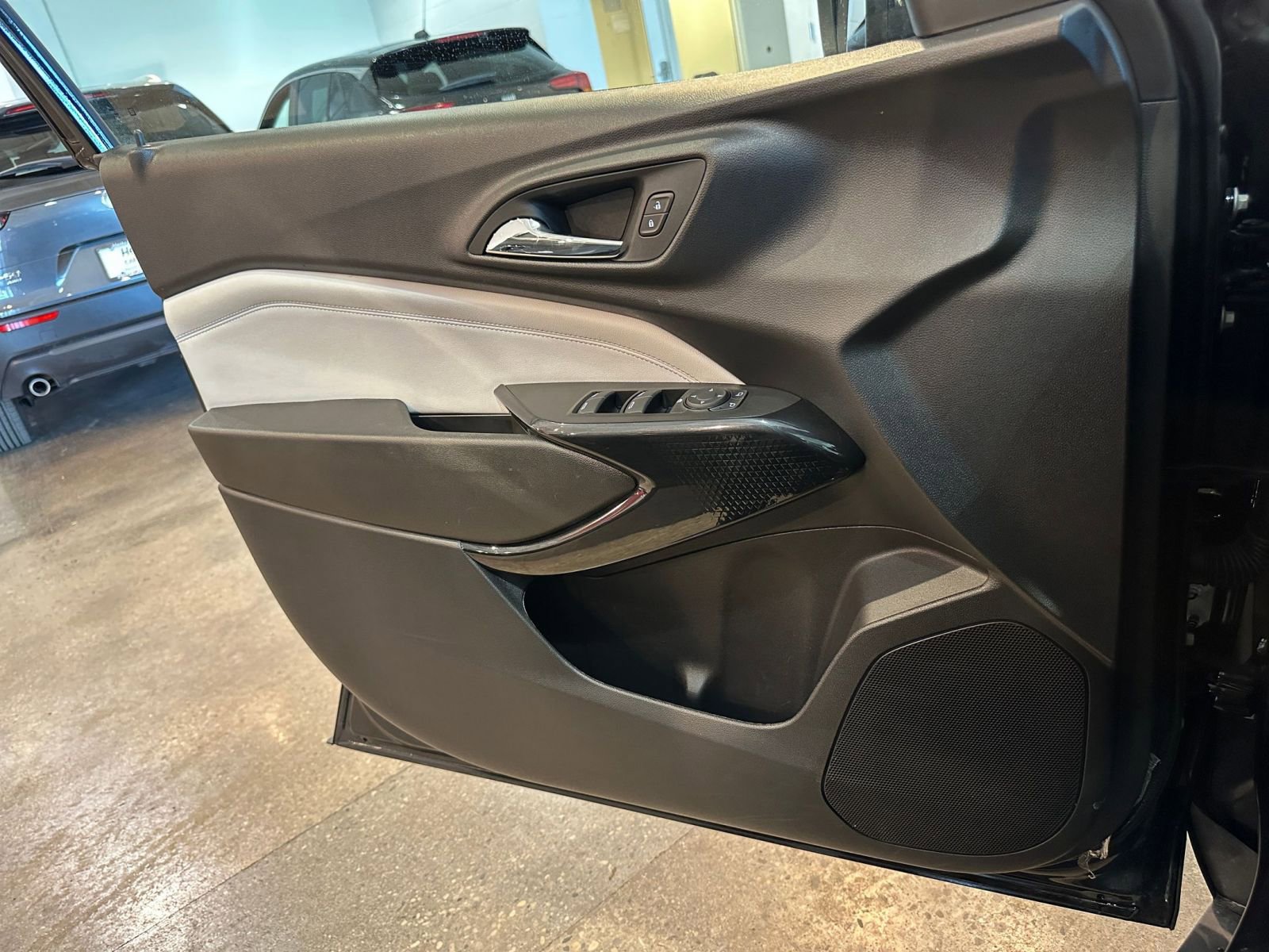 Used 2025 Chevrolet Trax LT w/ LT Convenience Package image 18