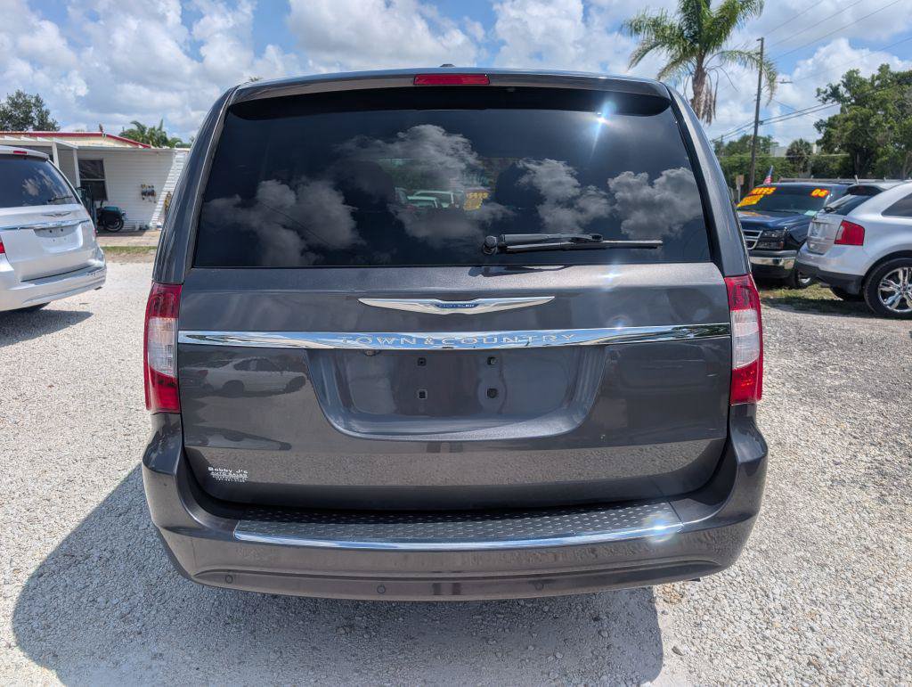 Used 2014 Chrysler Town & Country Touring-L FWD image 6