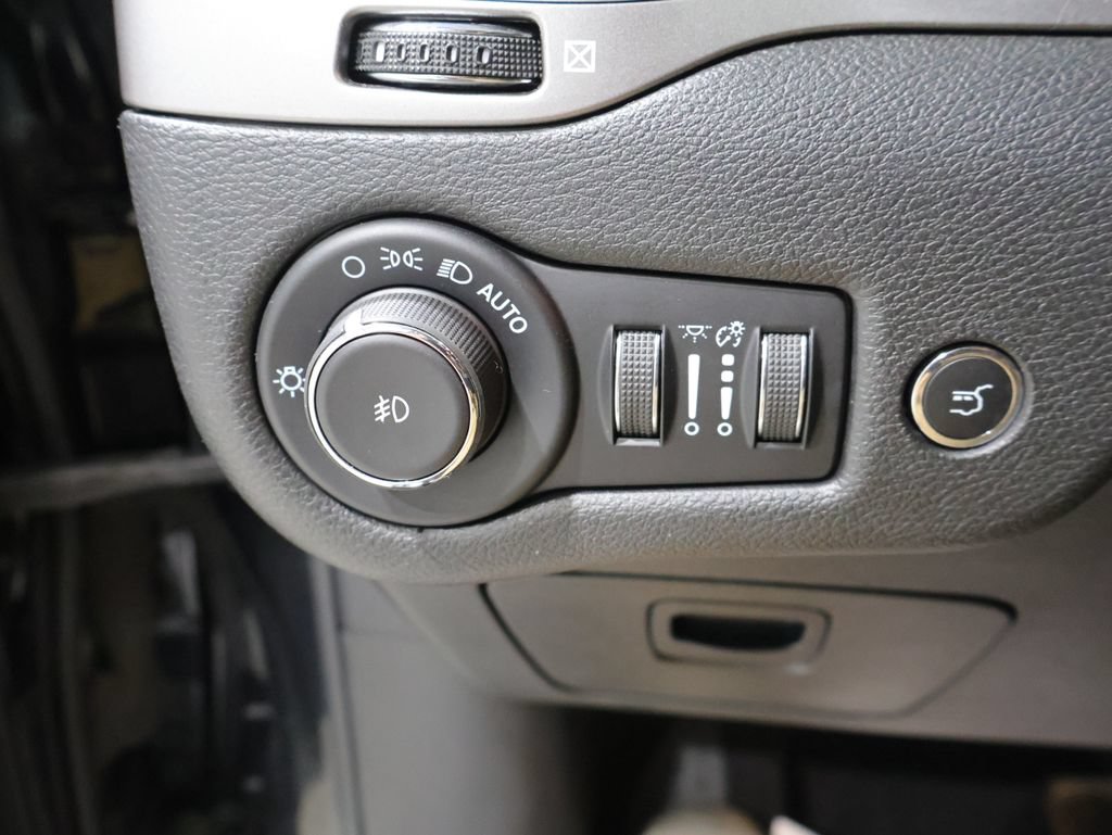 Used 2021 Jeep Cherokee Limited AWD/4WD image 31