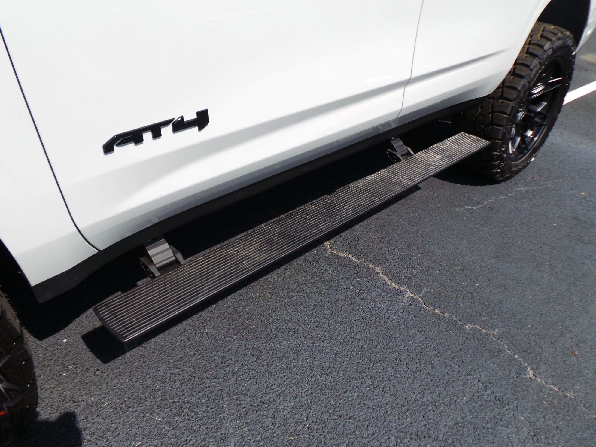 Used 2026 GMC Yukon AT4 AWD/4WD image 9