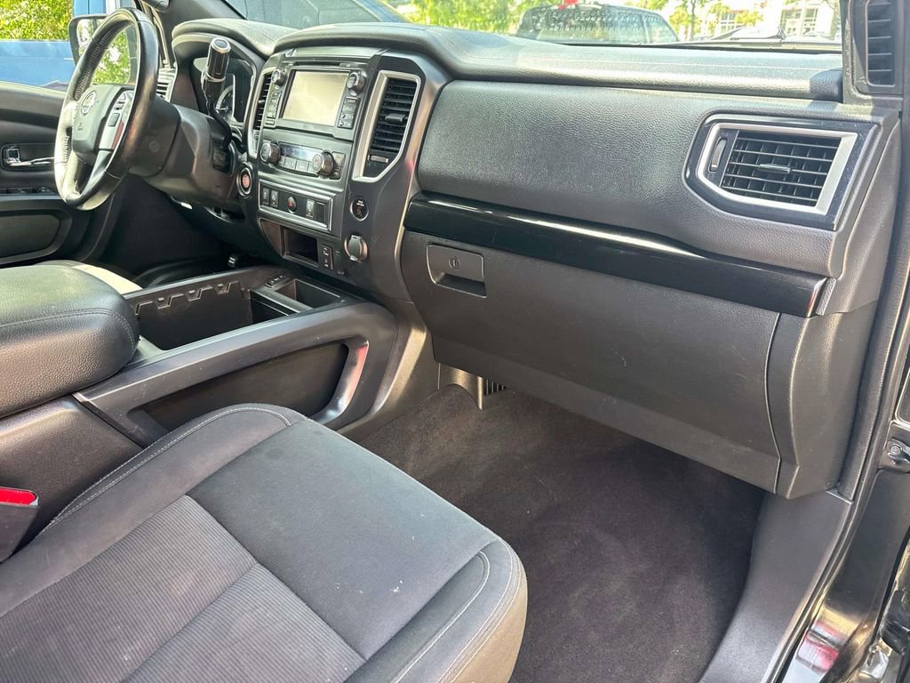 Used 2018 Nissan Titan SV w/ SV Convenience Package image 11
