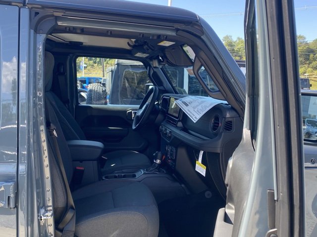 New 2025 Jeep Wrangler Unlimited Rubicon w/ Technology Group image 28