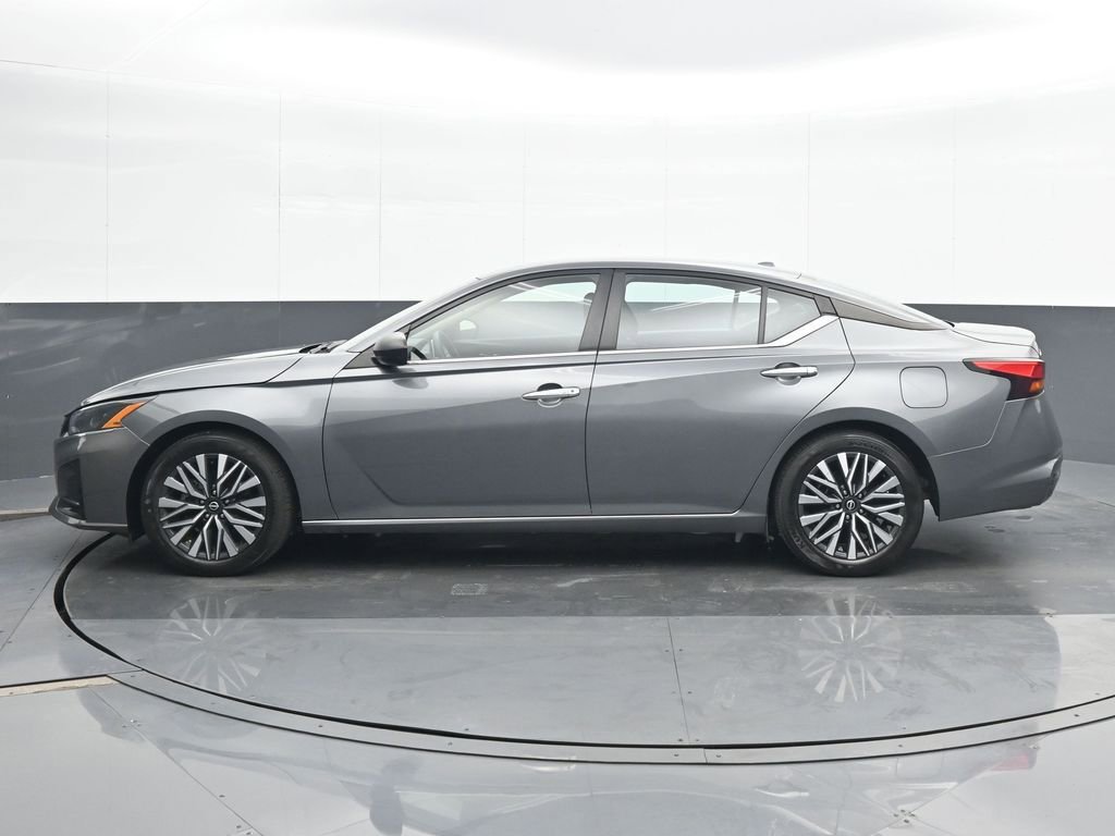Used 2024 Nissan Altima 2.5 SV image 3