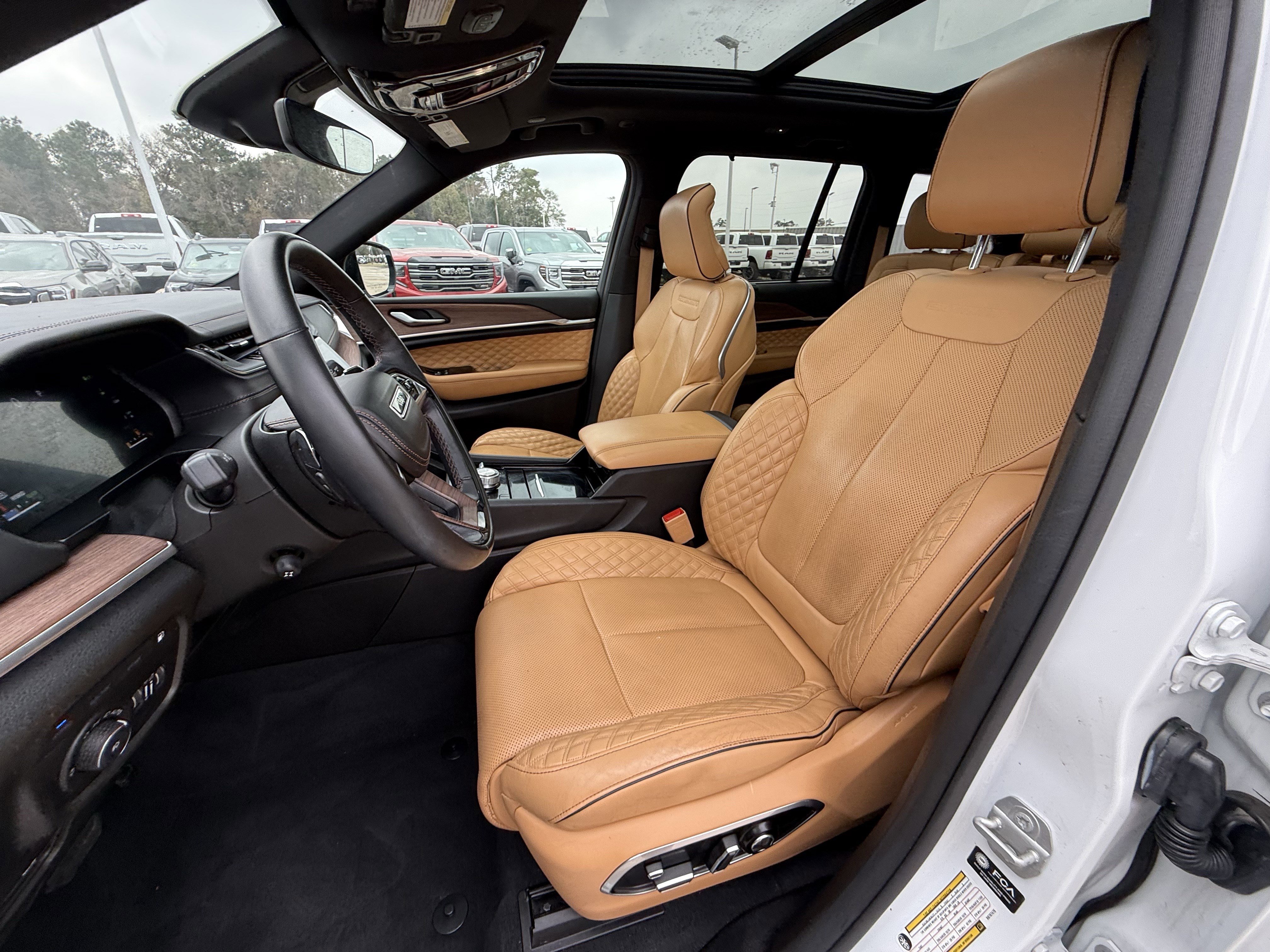 Used 2022 Jeep Grand Cherokee Summit w/ Luxury Tech Group V image 28