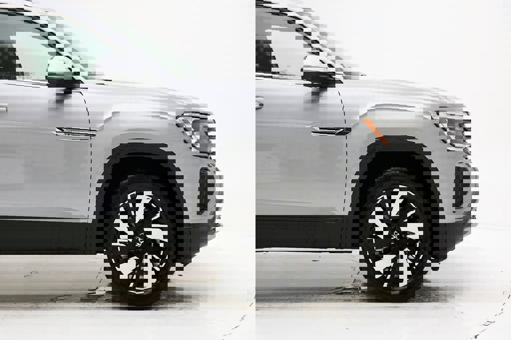 Used 2025 Volkswagen Atlas Cross Sport SE image 4