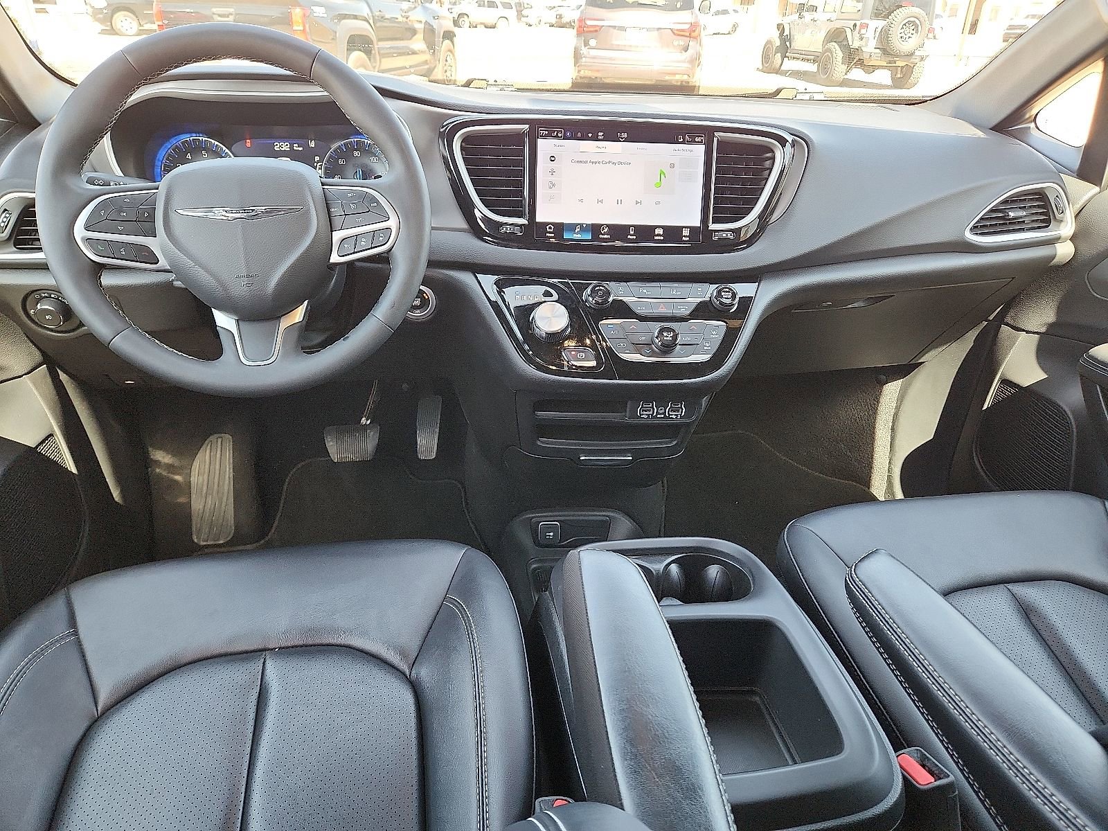 Used 2025 Chrysler Pacifica Select image 11