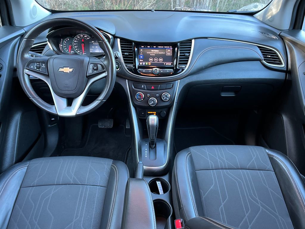 Used 2022 Chevrolet Trax LT w/ LT Convenience Package image 13