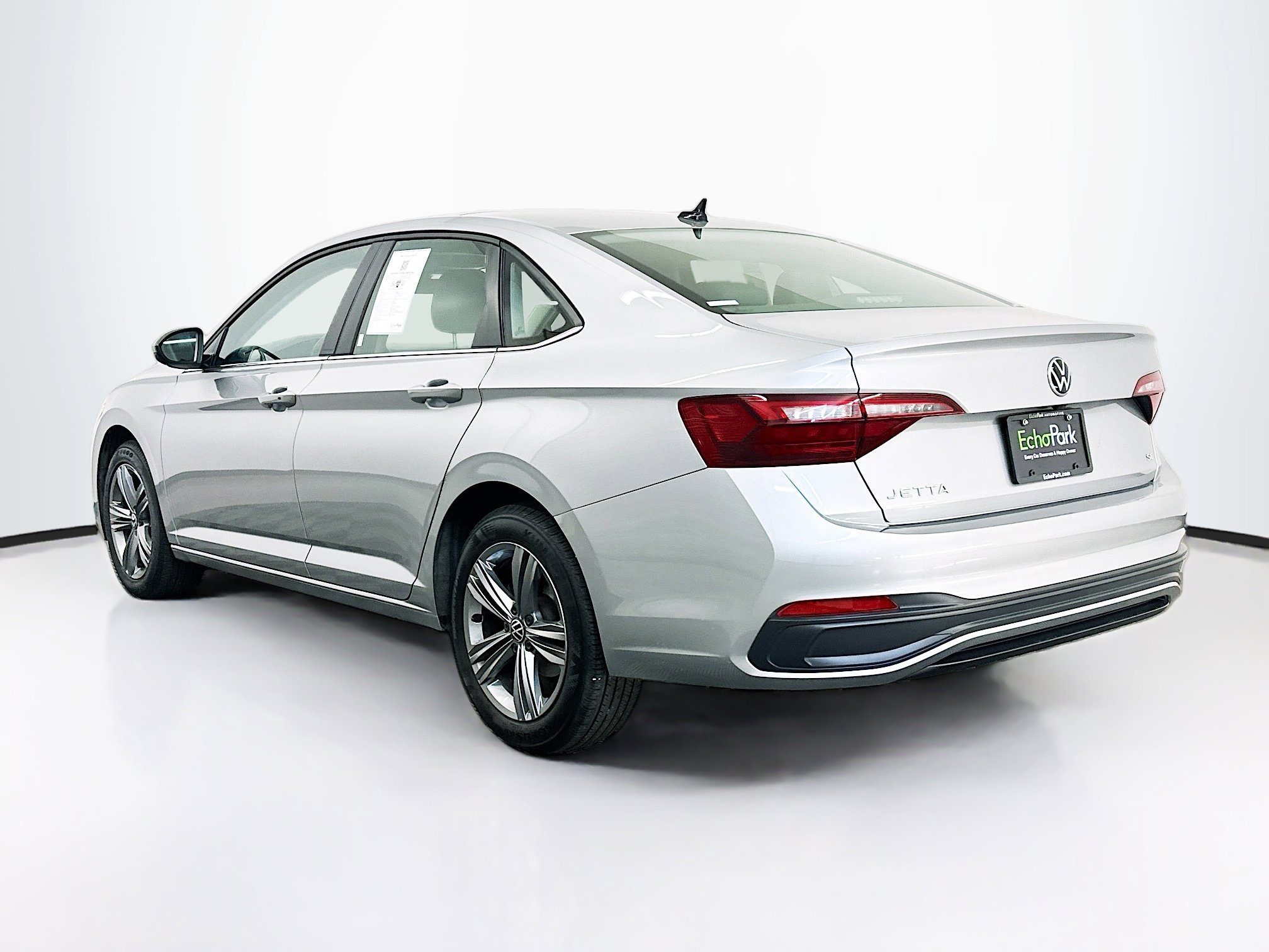 Used 2024 Volkswagen Jetta SE image 5