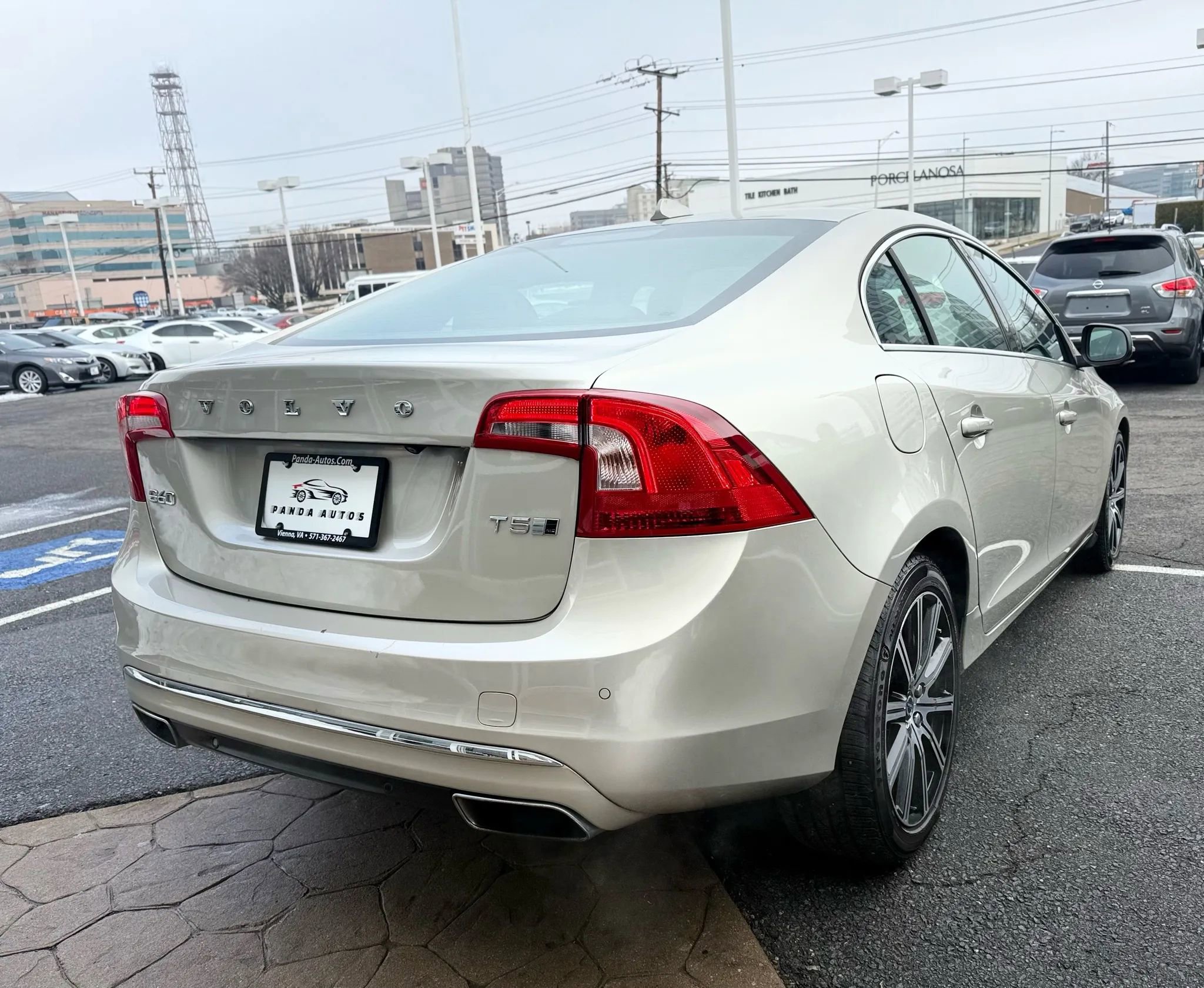 Used 2017 Volvo S60 T5 Inscription w/ Climate Package image 7