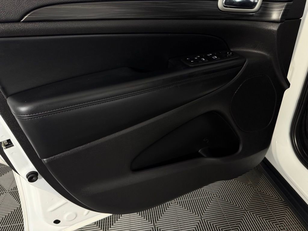 Used 2021 Jeep Grand Cherokee Laredo w/ Security & Convenience Group image 25