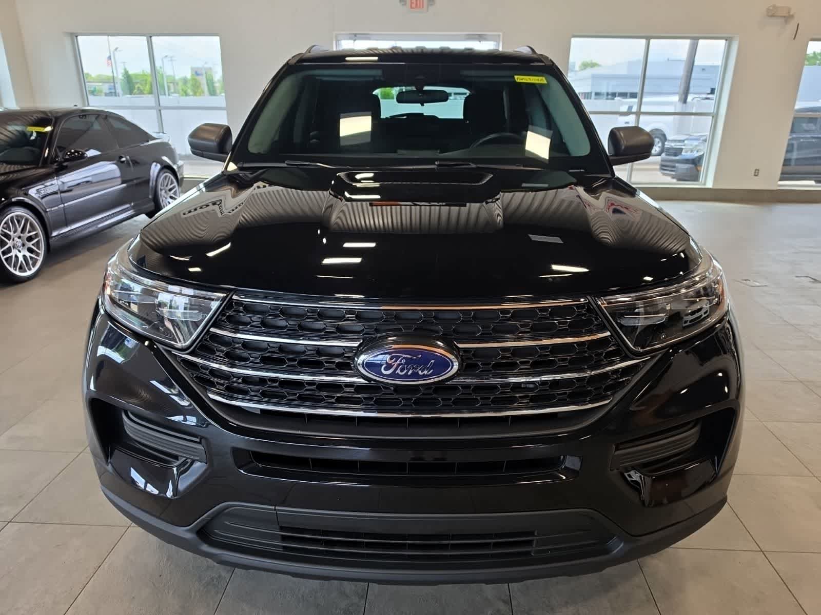Used 2024 Ford Explorer XLT AWD/4WD image 3