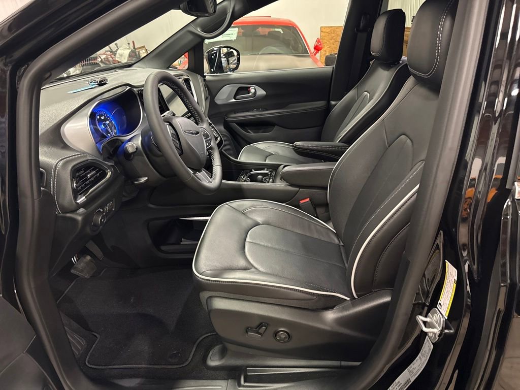New 2026 Chrysler Pacifica Limited image 9