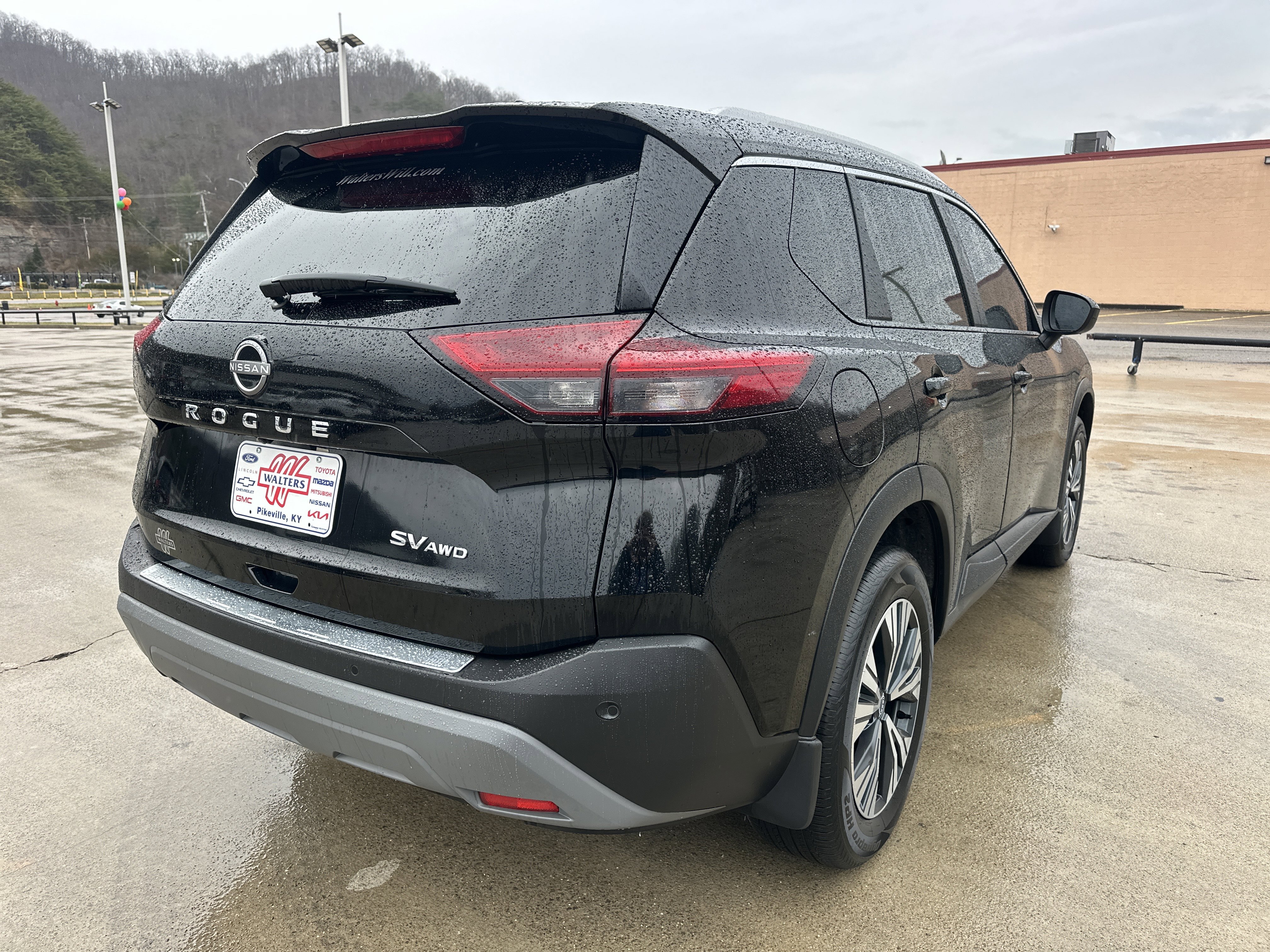 Used 2023 Nissan Rogue SV w/ SV Premium B Package image 2