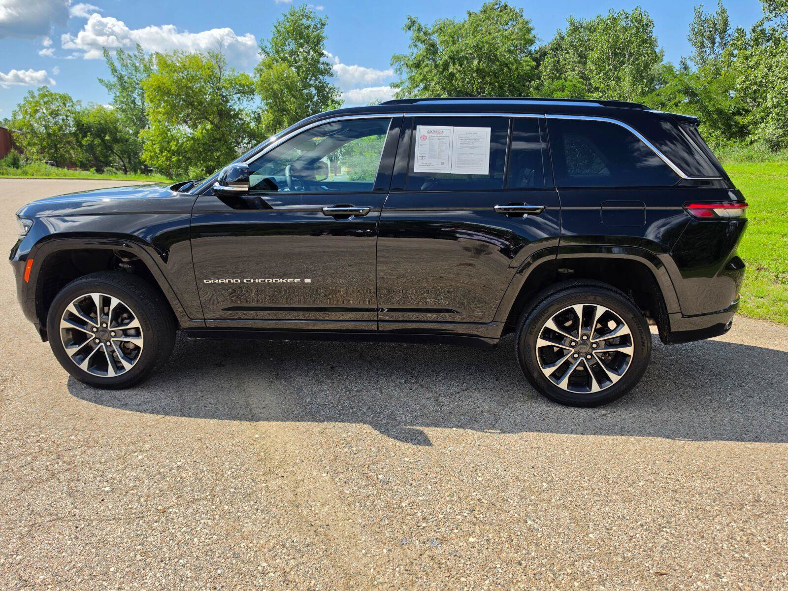 Used 2023 Jeep Grand Cherokee Overland w/ Luxury Tech Group IV AWD/4WD image 18