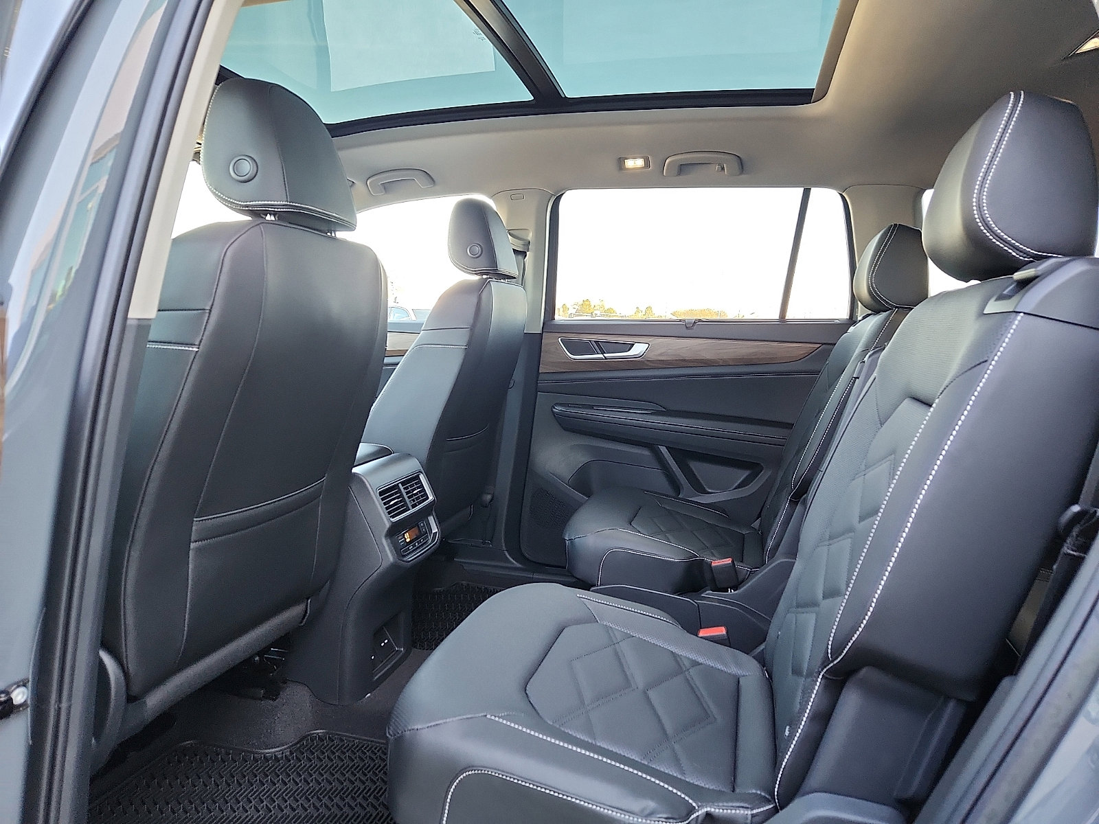 New 2026 Volkswagen Atlas SE FWD image 12