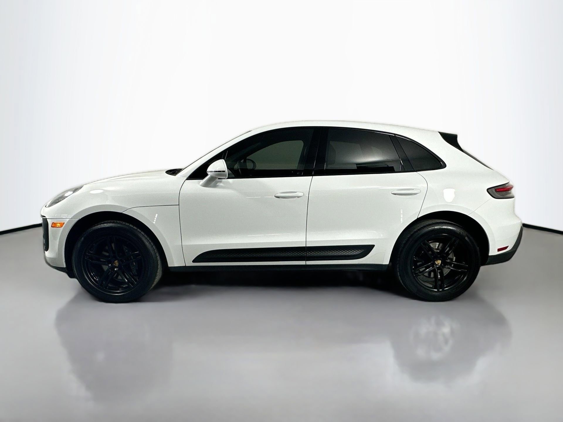 Certified 2022 Porsche Macan image 2