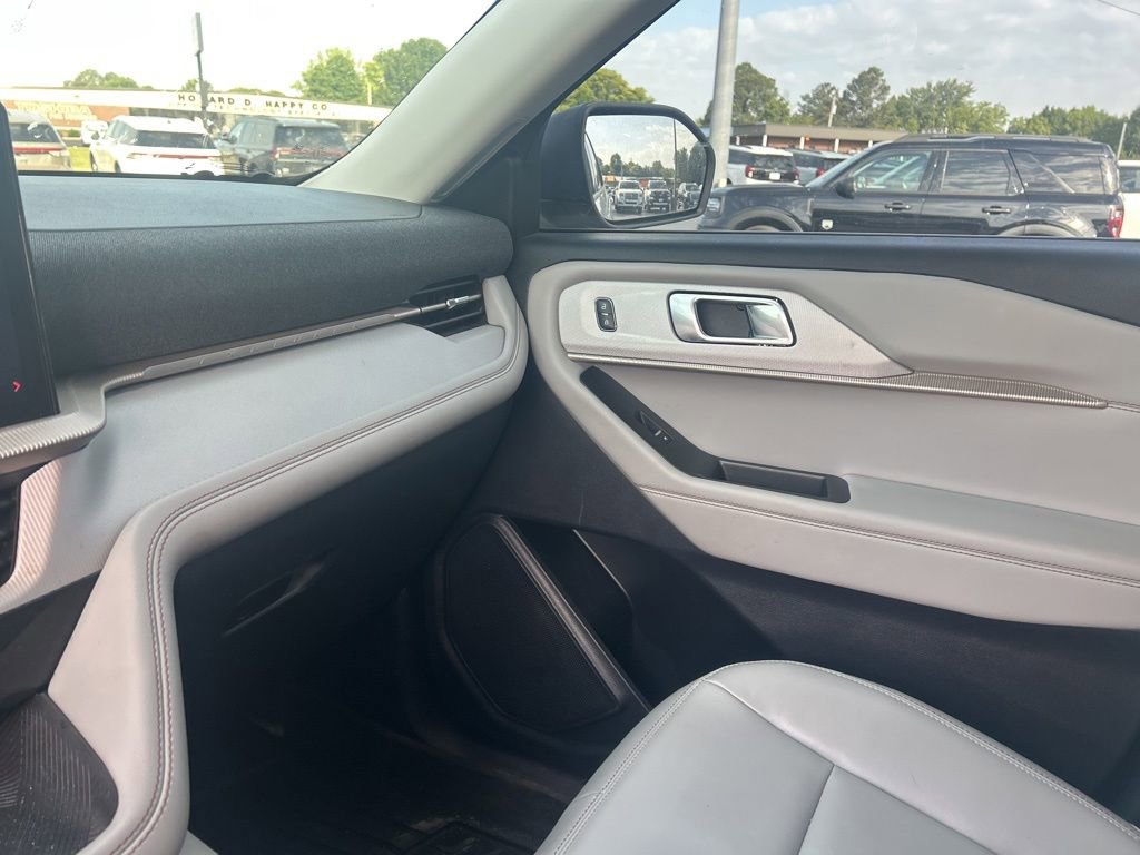 Used 2025 Ford Explorer Active w/ Active Comfort Package AWD/4WD image 16