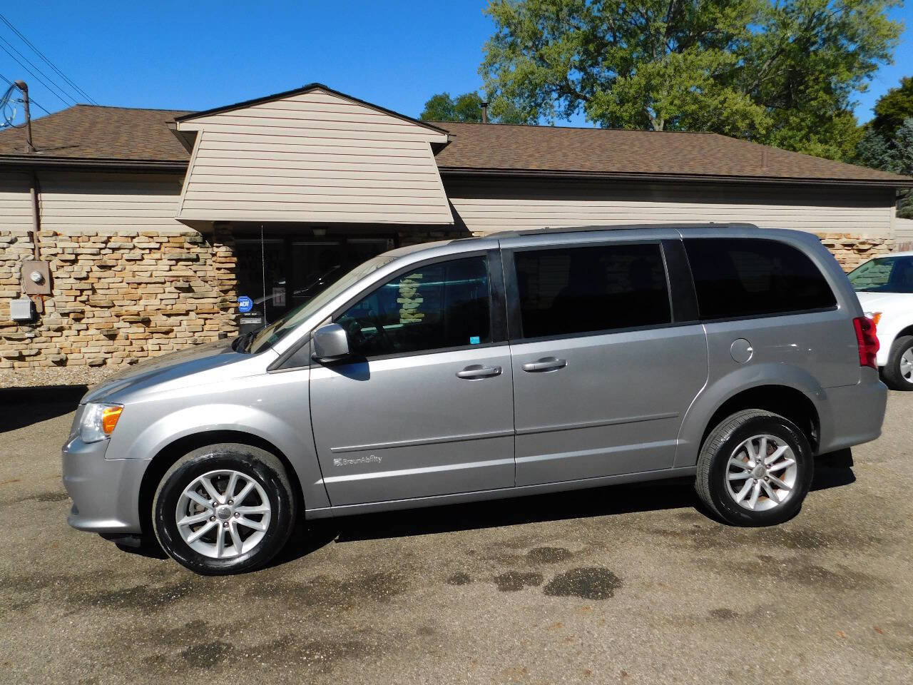 Used 2016 Dodge Grand Caravan SXT w/ Rear Park Assist Package image 9