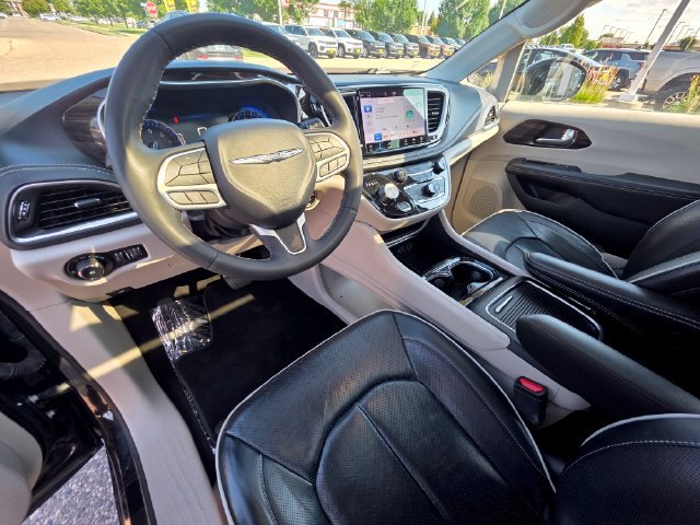 Used 2024 Chrysler Pacifica Limited FWD image 17