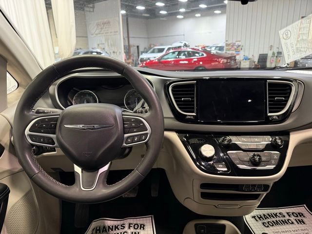 Used 2024 Chrysler Pacifica Touring-L image 4