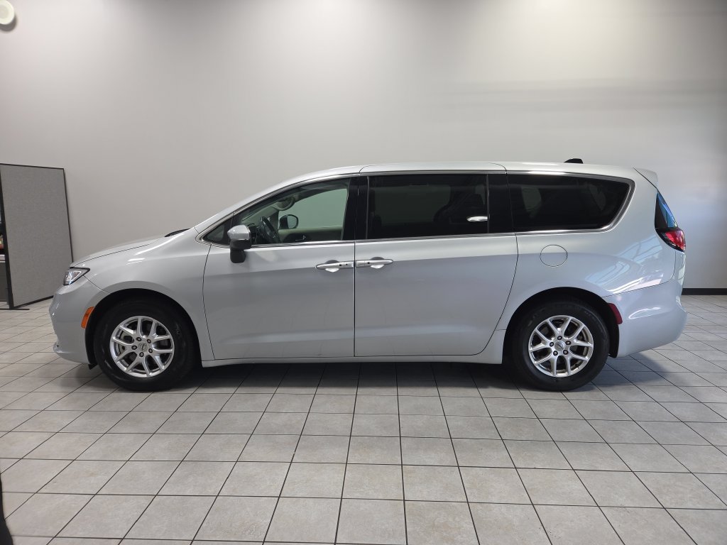 Used 2023 Chrysler Pacifica Touring-L FWD image 8