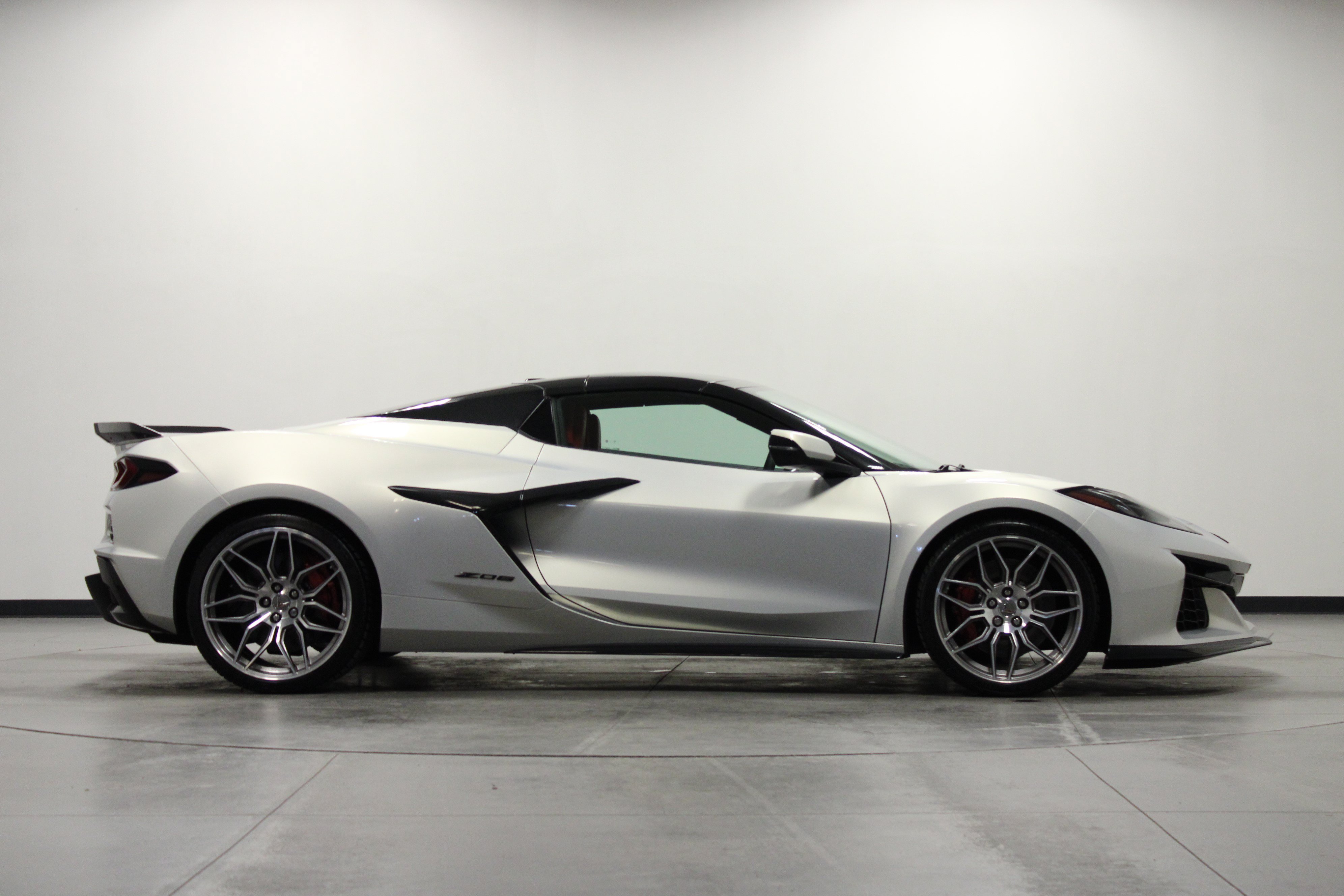 Used 2024 Chevrolet Corvette Z06 RWD image 3