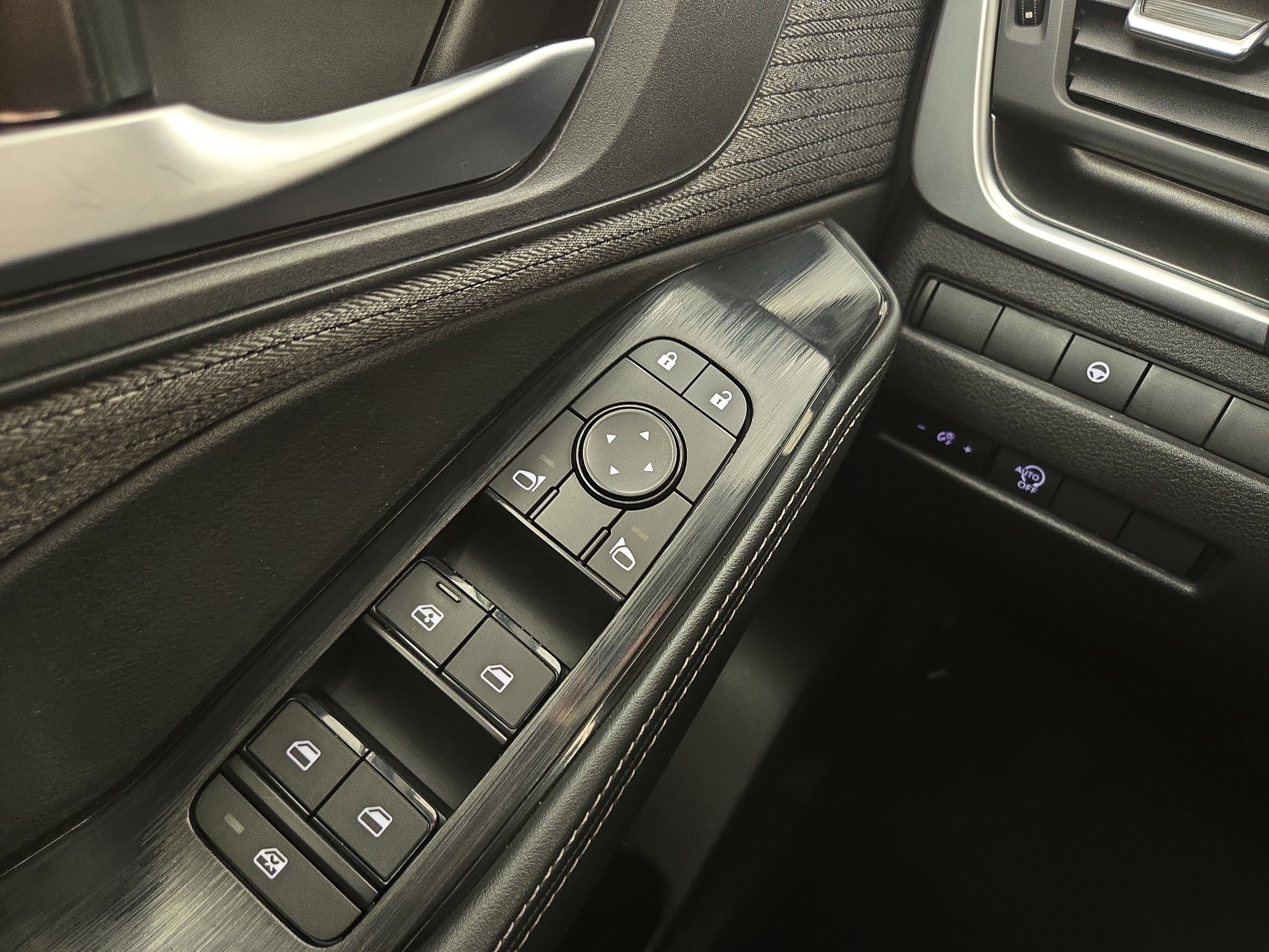 Used 2023 Nissan Rogue SV image 28