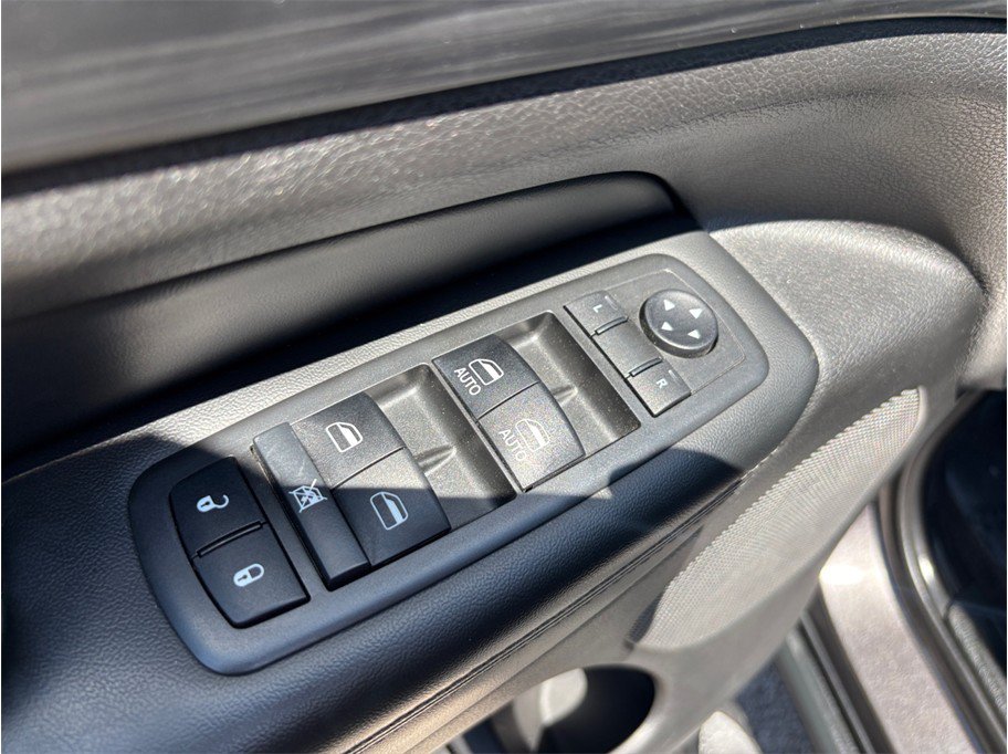 Used 2019 Jeep Grand Cherokee Laredo AWD/4WD image 21