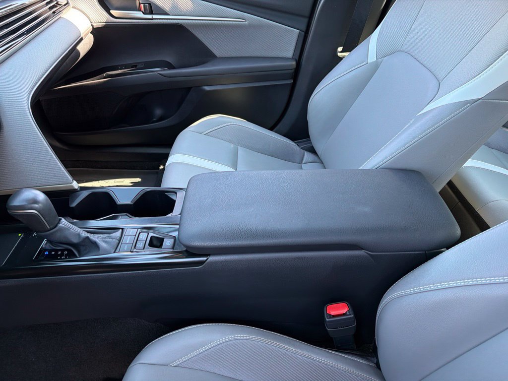 Used 2025 Toyota Camry SE w/ Convenience Package FWD image 13