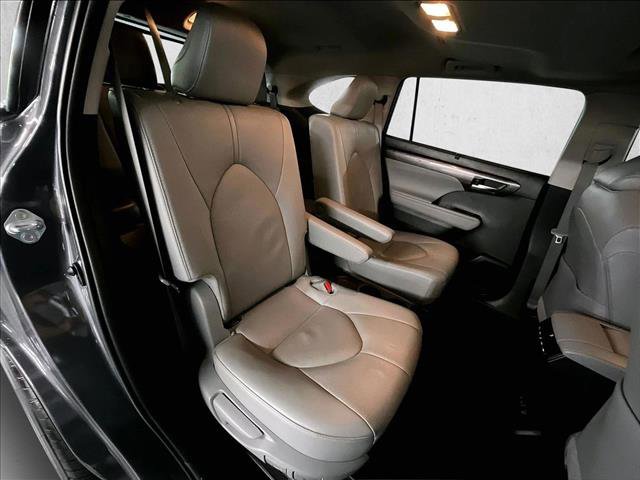 Used 2025 Toyota Highlander Limited AWD/4WD image 29