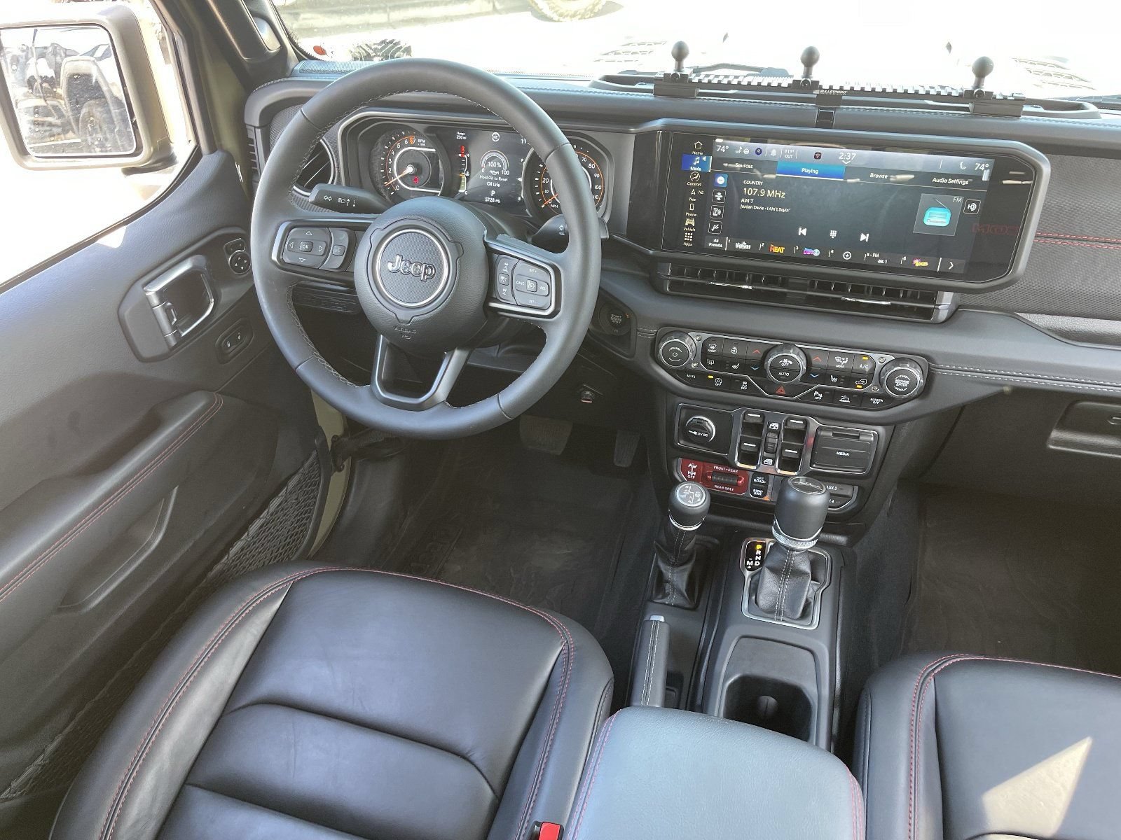 Used 2025 Jeep Gladiator Rubicon AWD/4WD image 15
