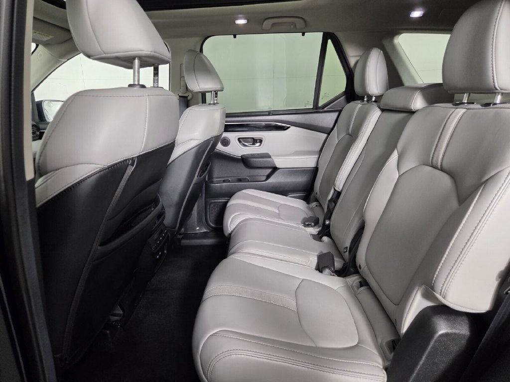Used 2025 Honda Pilot Touring image 23