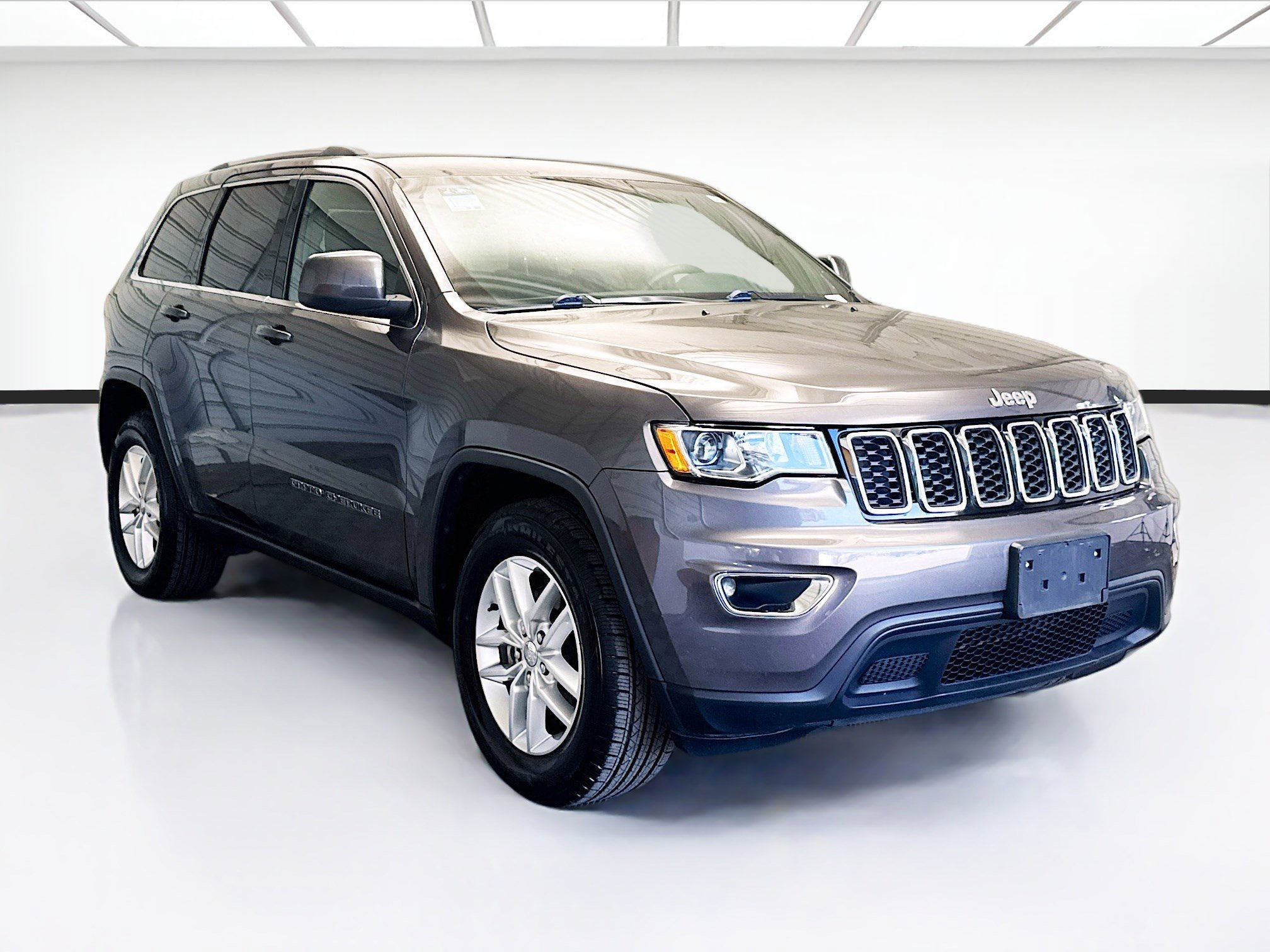 Used 2017 Jeep Grand Cherokee Laredo w/ Quick Order Package 2BE image 3
