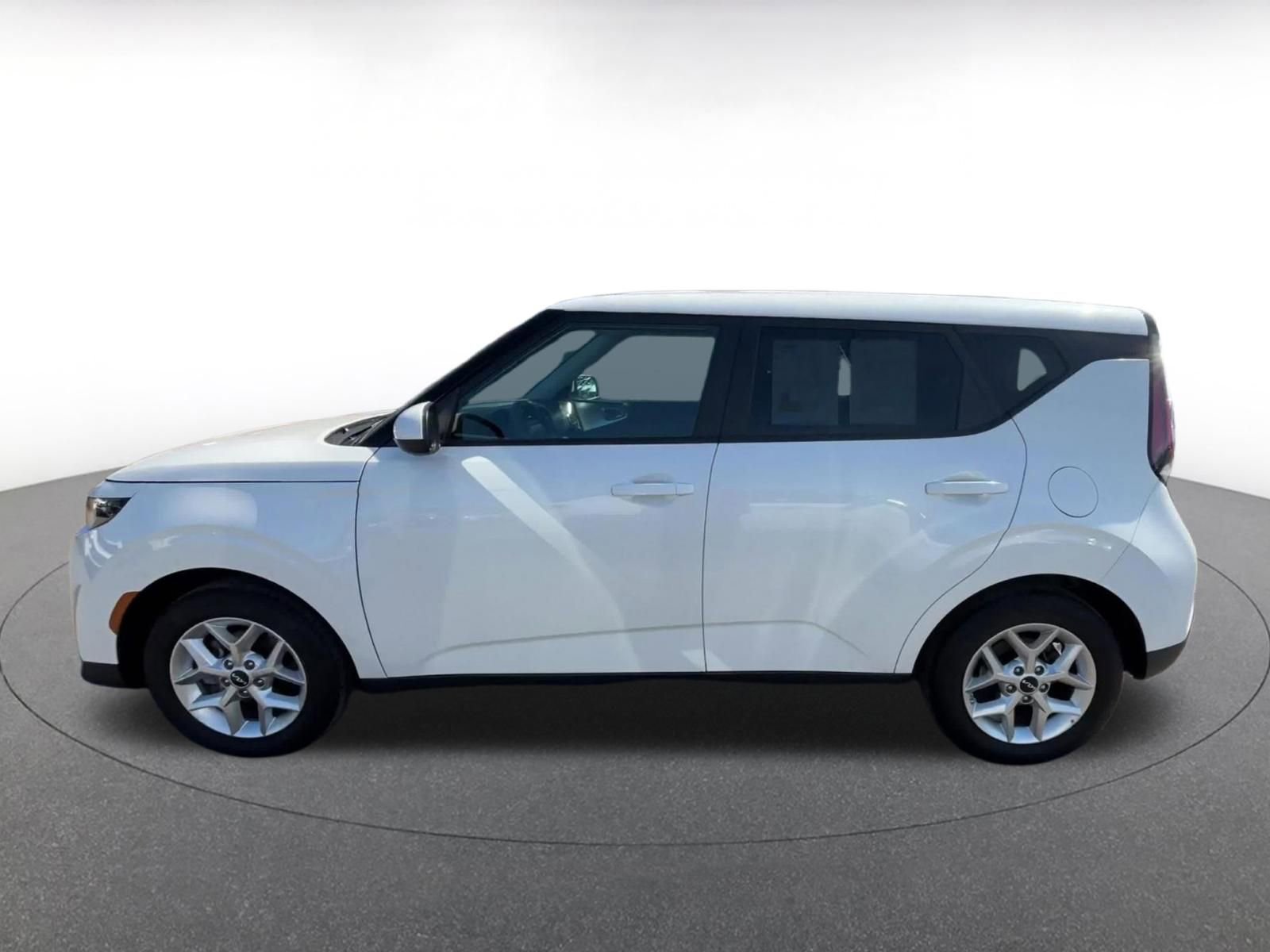 Used 2025 Kia Soul LX w/ LX Technology Package FWD image 9