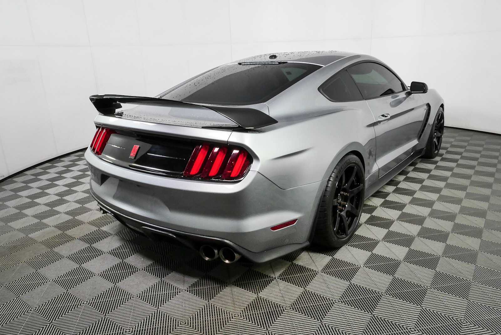 Used 2020 Ford Mustang Shelby GT350R w/ GT350R Equipment Group 920A RWD image 3