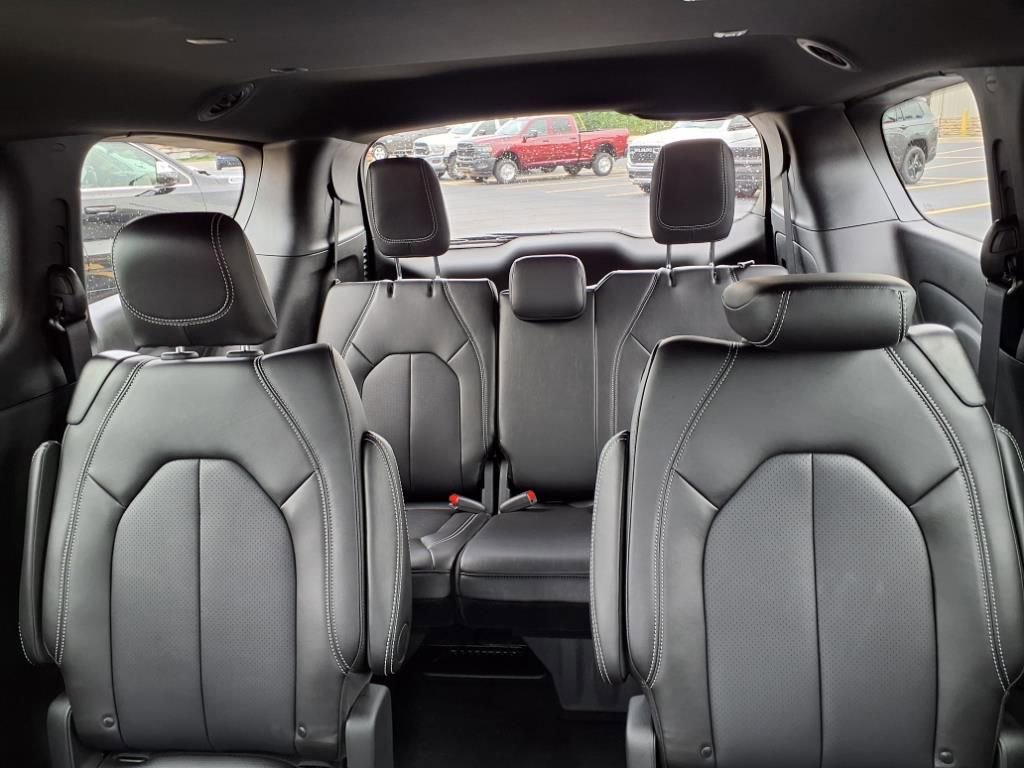 New 2026 Chrysler Pacifica Select image 17