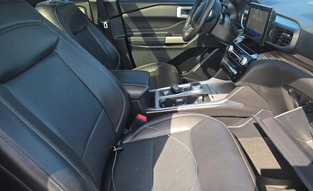 Used 2022 Ford Explorer Limited w/ Equipment Group 301A AWD/4WD image 11