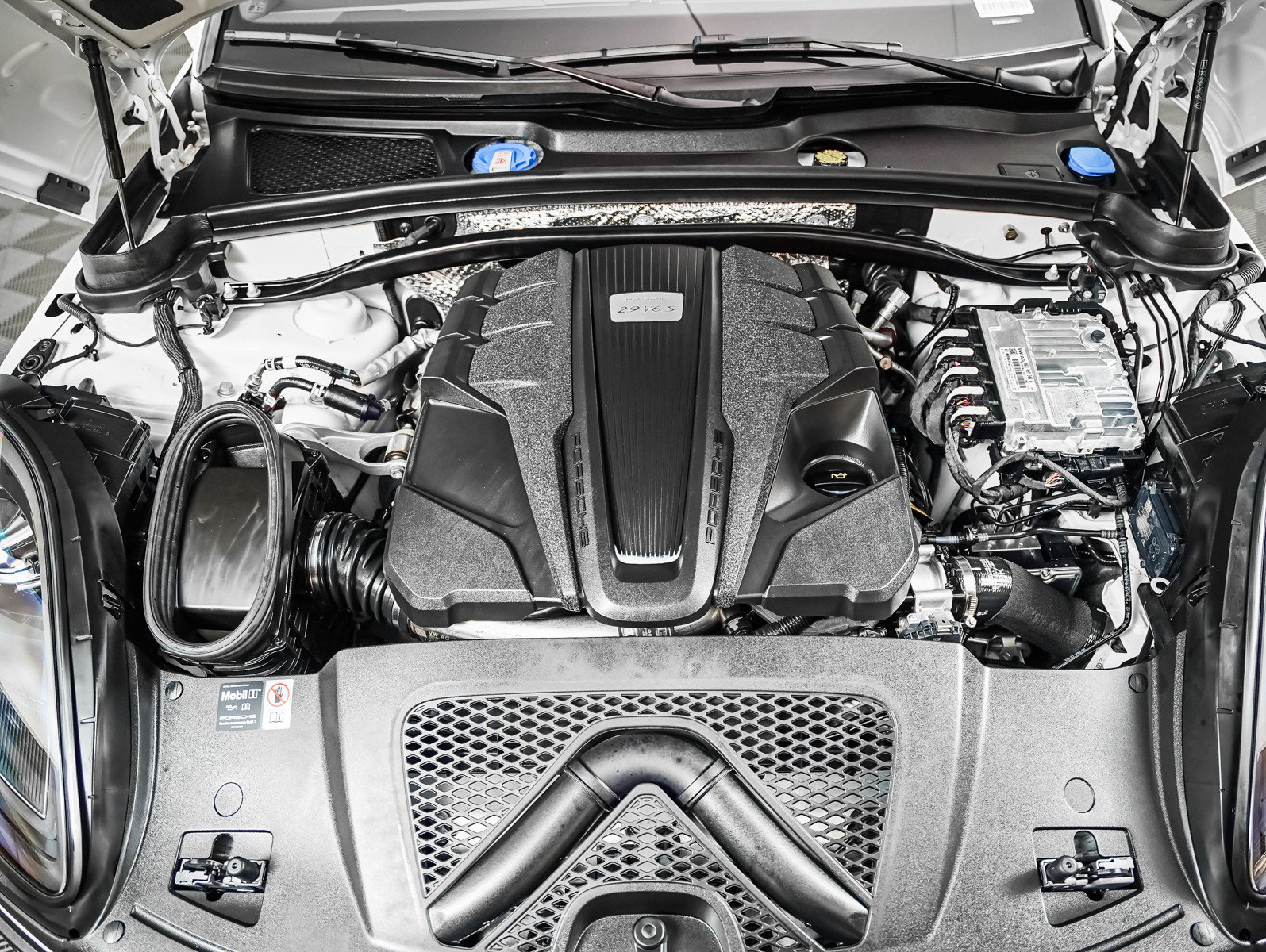 Certified 2025 Porsche Macan S AWD/4WD image 12