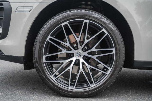 Used 2022 Porsche Macan AWD/4WD image 16