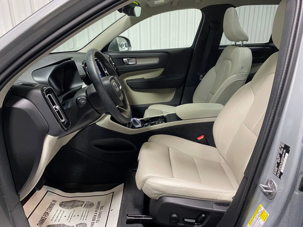 Used 2024 Volvo XC40 B5 Plus image 9