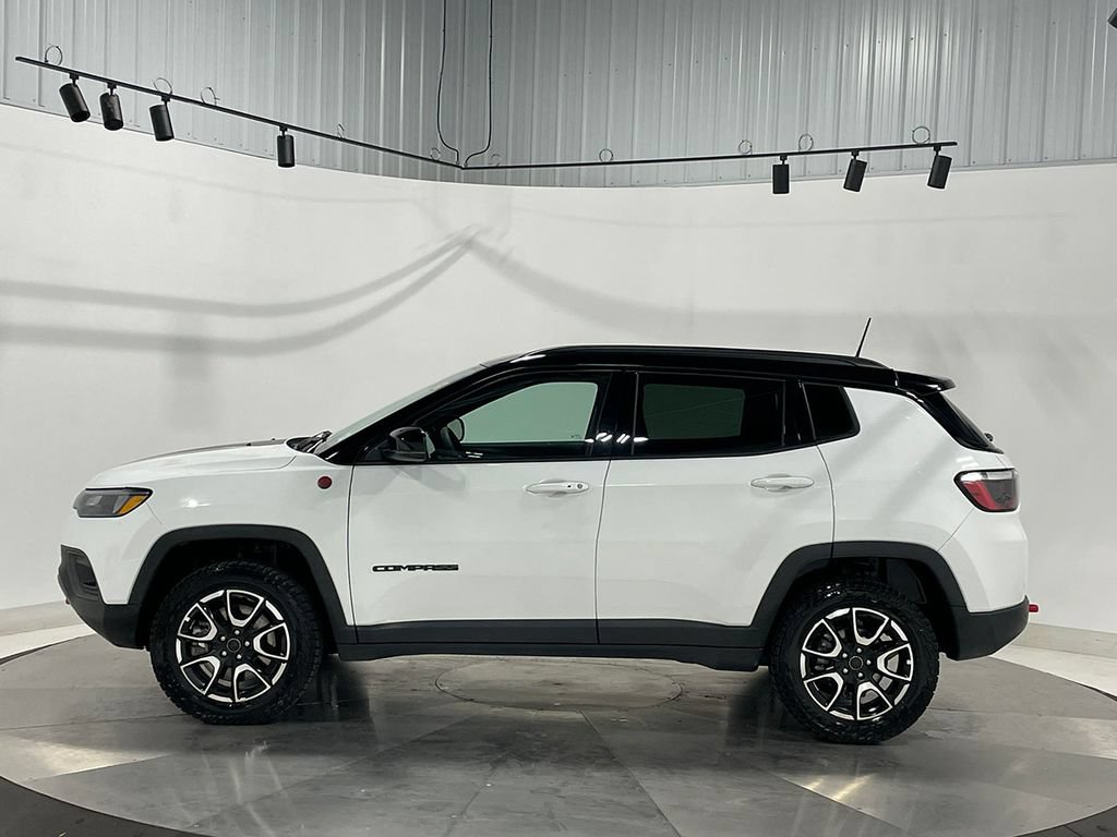 Used 2026 Jeep Compass Trailhawk AWD/4WD image 16