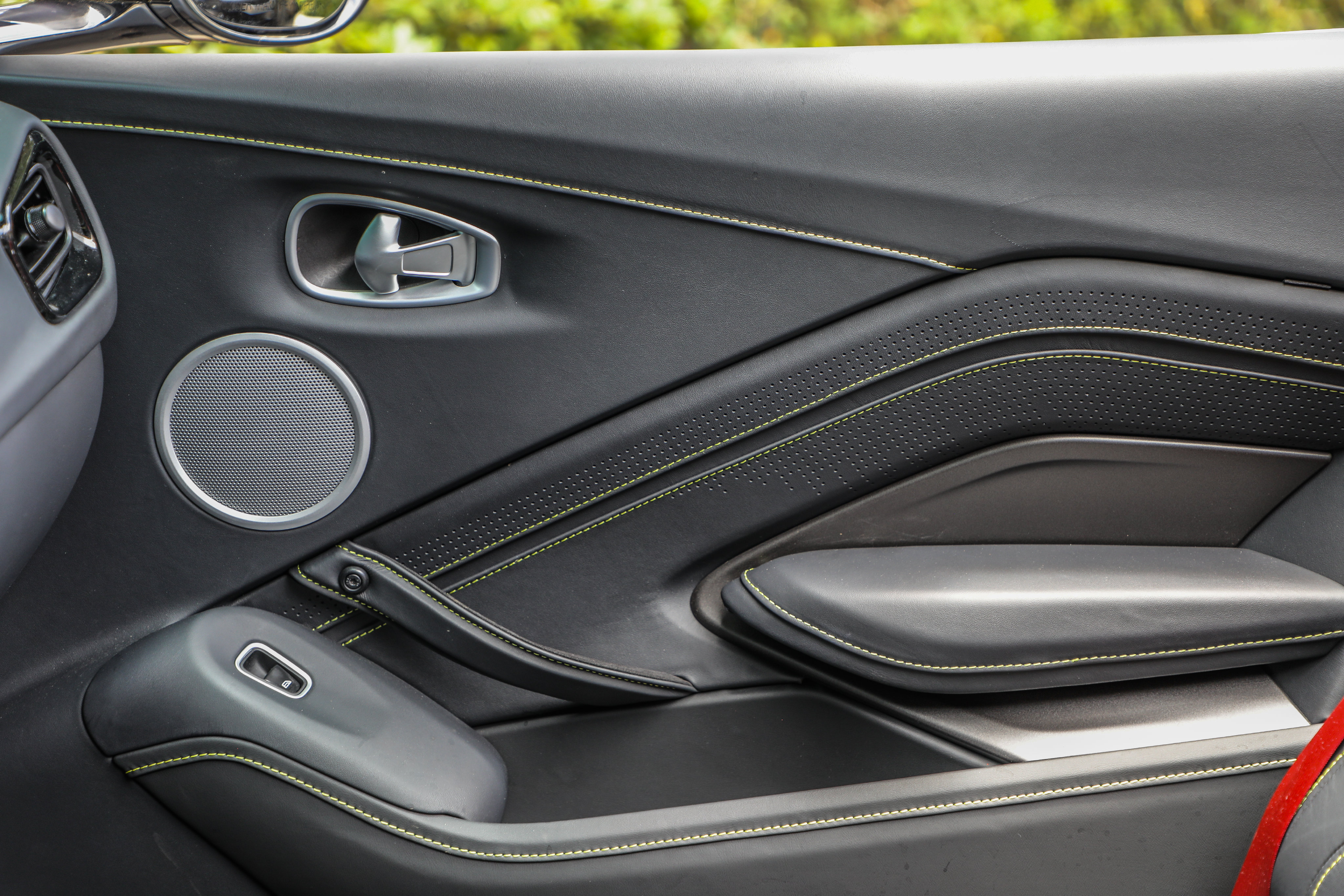 Used 2023 Aston Martin V8 Vantage Roadster RWD image 24