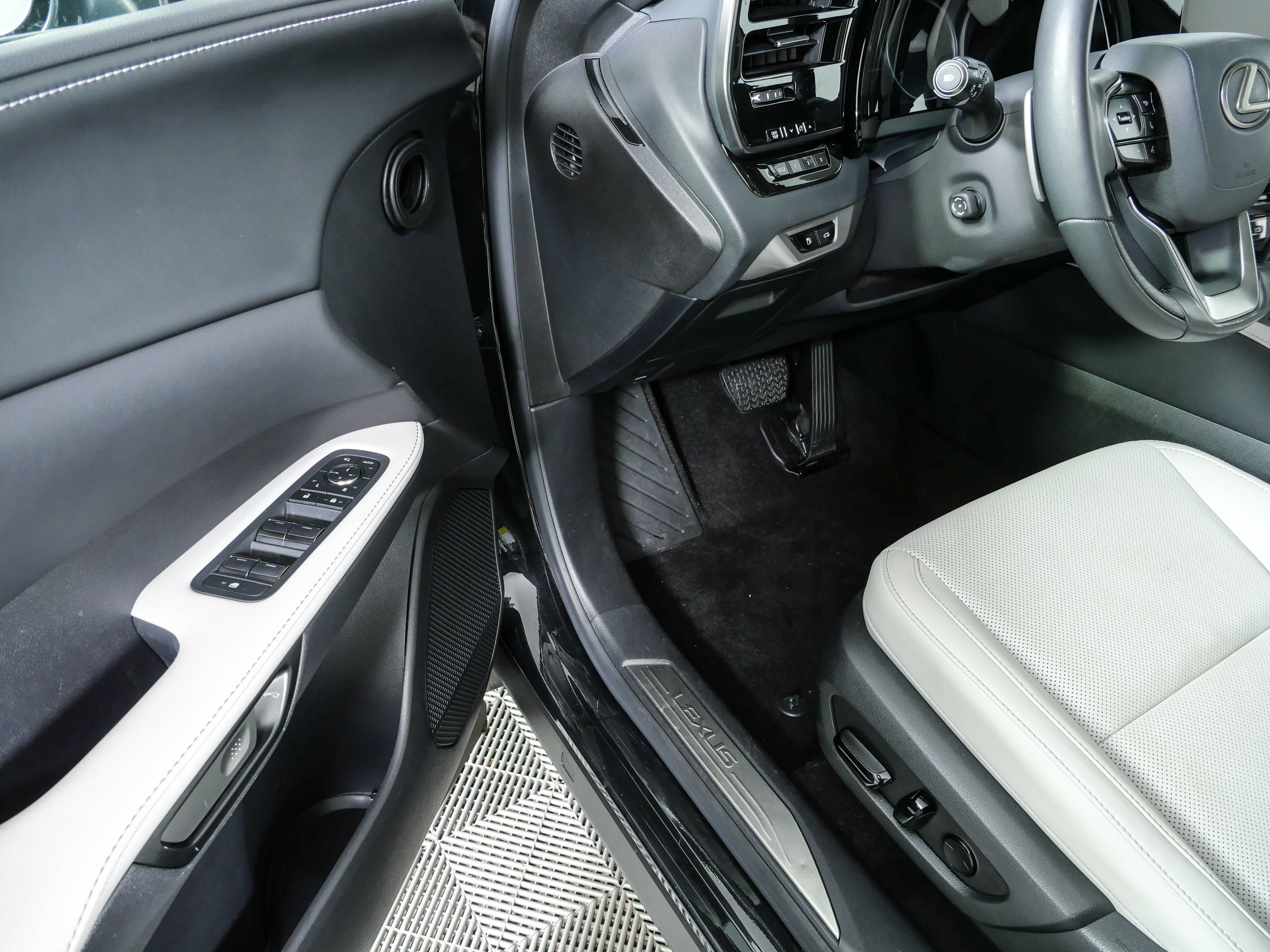 Used 2023 Lexus RX 350 Premium w/ Cold Area Package FWD image 7