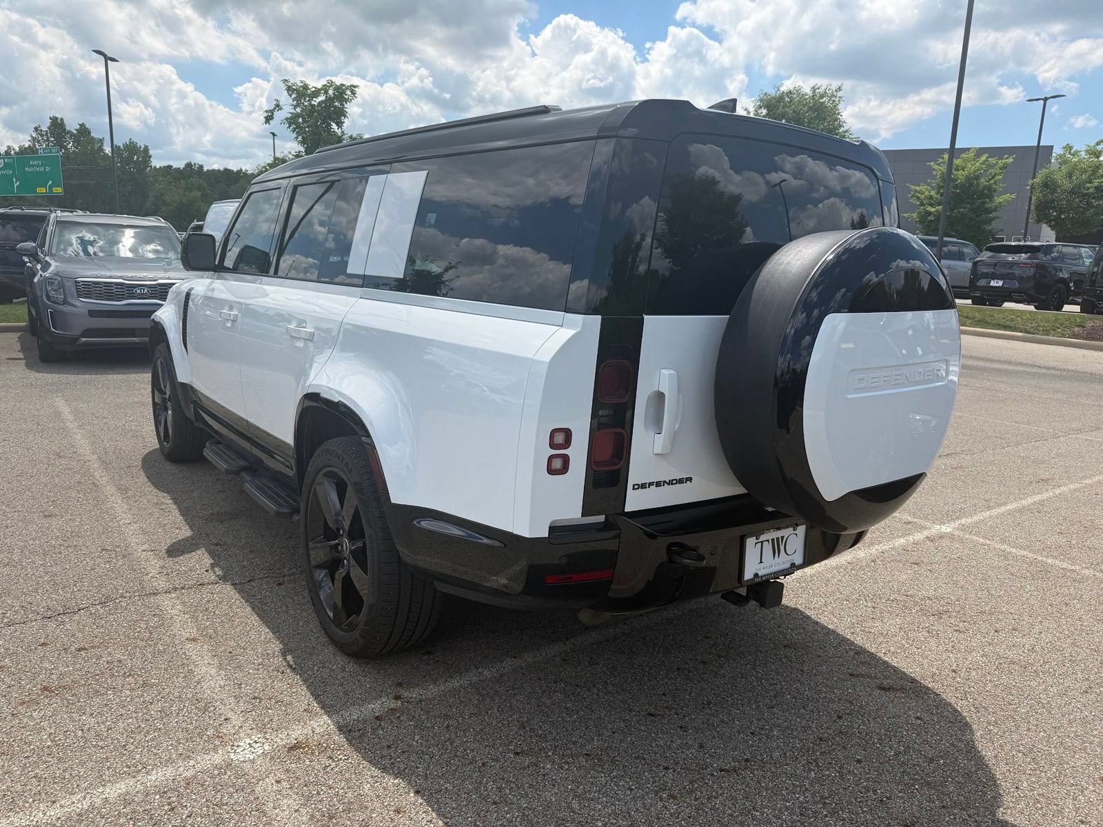 Used 2025 Land Rover Defender 130 X-Dynamic SE AWD/4WD image 7
