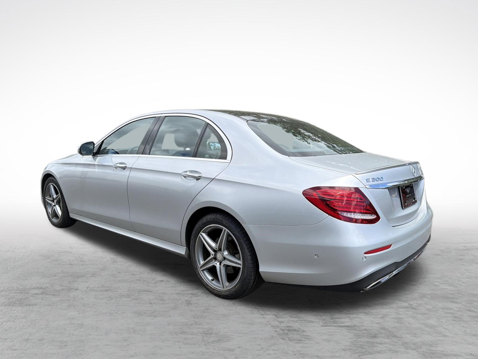 Used 2017 Mercedes-Benz E 300 4MATIC image 3