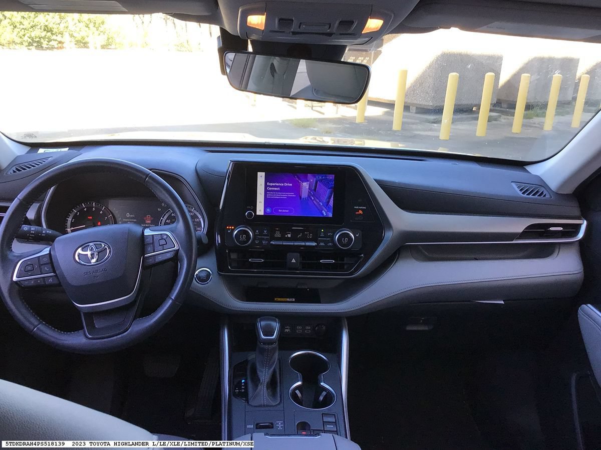 Used 2023 Toyota Highlander XLE FWD image 13