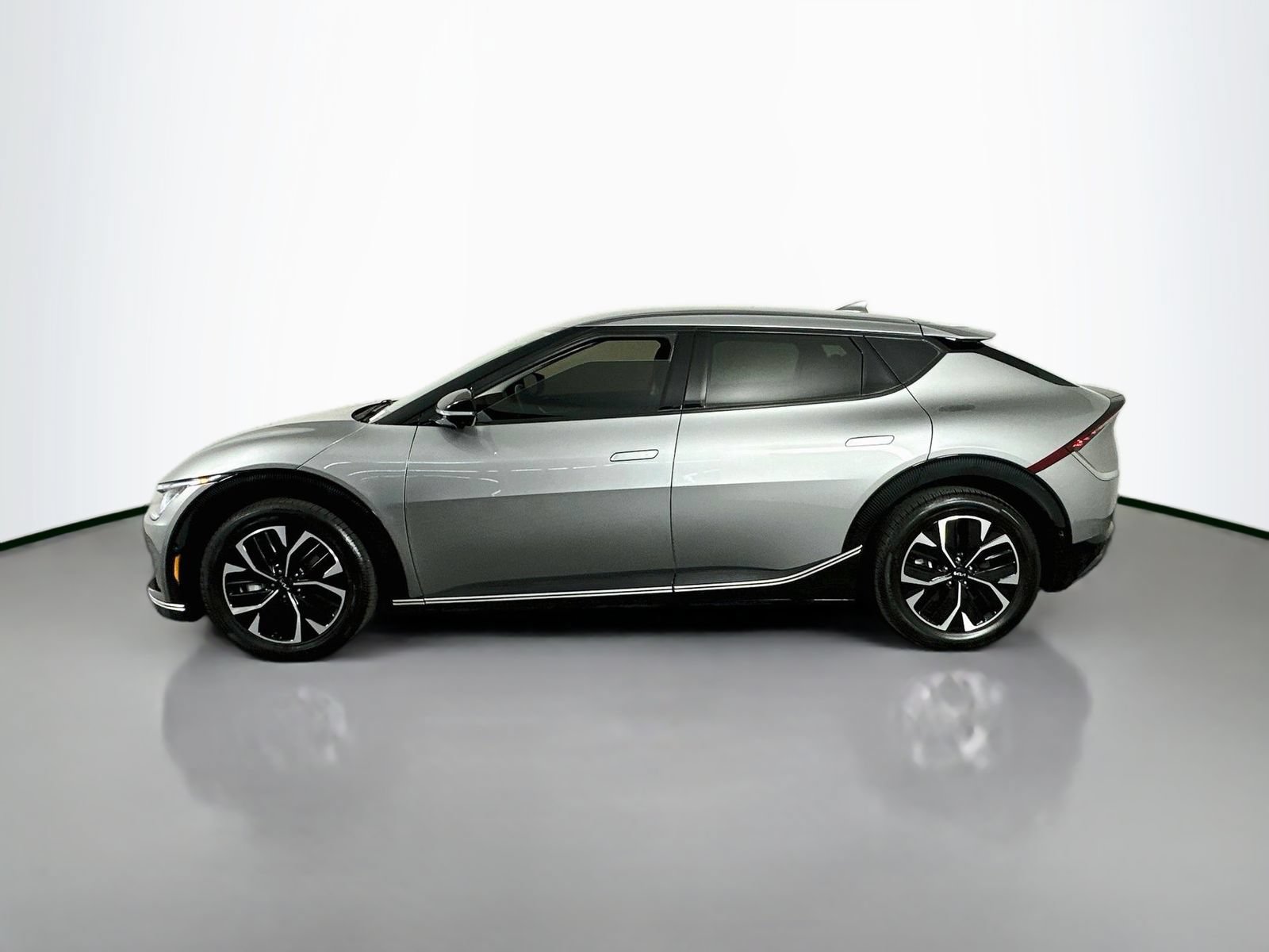 Used 2022 Kia EV6 Wind w/ Wind Technology Package AWD/4WD image 4