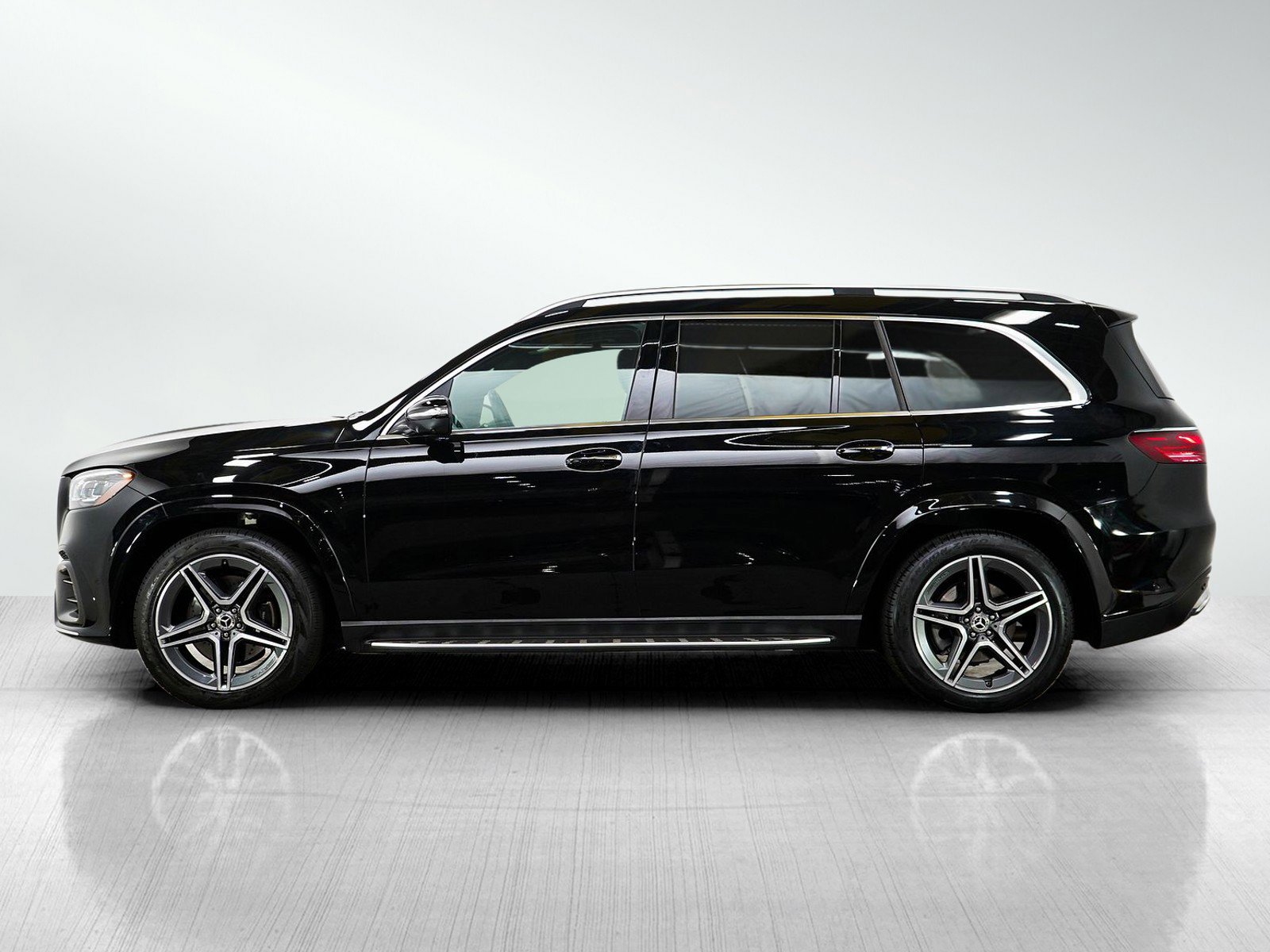Used 2024 Mercedes-Benz GLS 450 4MATIC image 2